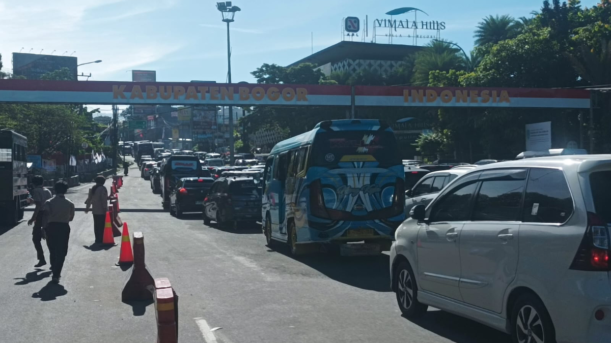 Macet dan one way diterapkan di Kawasan Puncak Bogor karena kepadatan wisatawan.