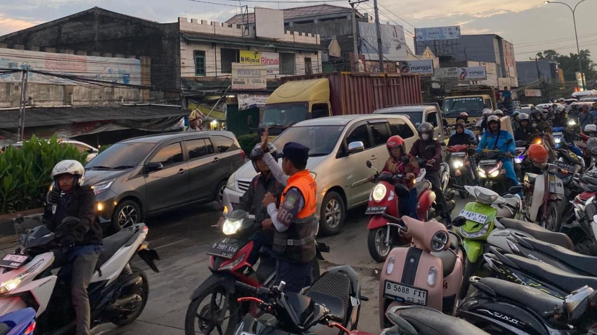 Ilustrasi rekayasa arus lalu lintas puncak arus balik mudik.