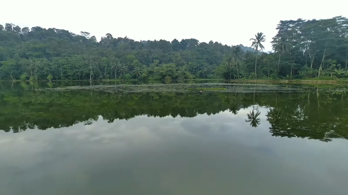 Wisata pemancingan alam di Situ Cipariuk Kuningan
