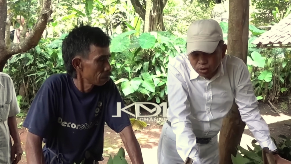 Dastam berbincang dengan Gubernur Jawa Barat, Dedi Mulyadi di kandang Kambing.