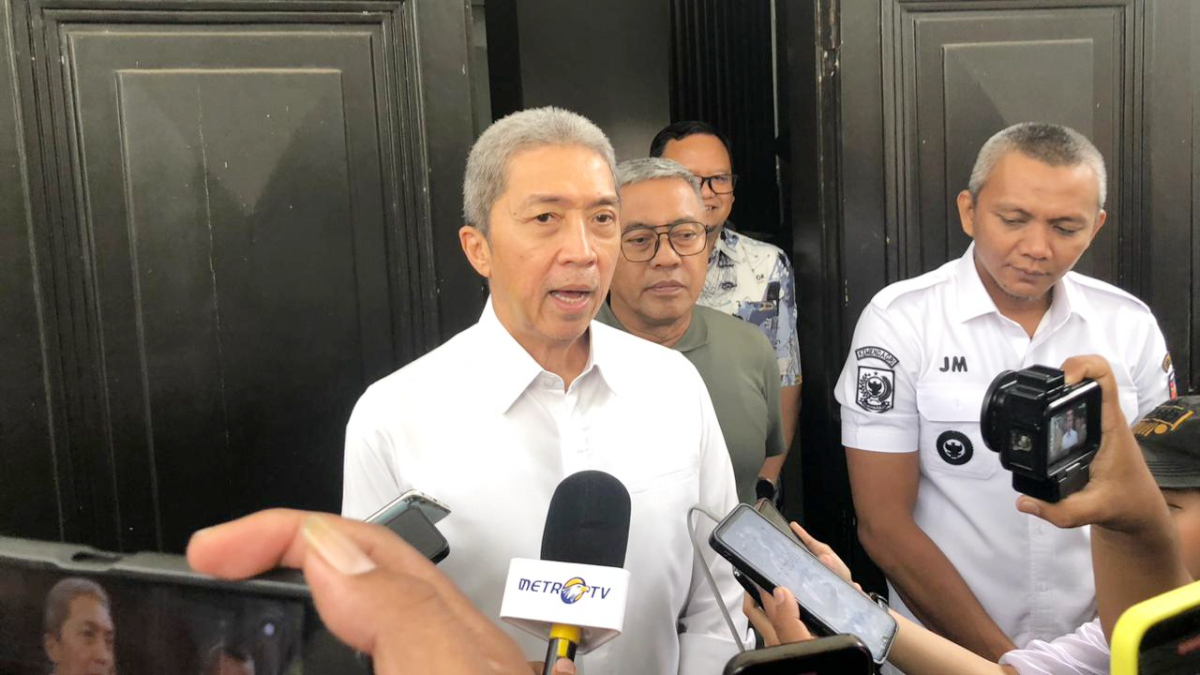 Wali Kota Bogor Dedie A Rachim saat menyampaikan keterangan kepada wartawan.
