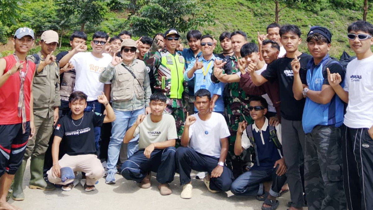 Petugas gabungan saat melakukan pengamanan di jalur Desa Wisata Malasari setelah viral wisatawan membludak pada momen libur Lebaran 2026.