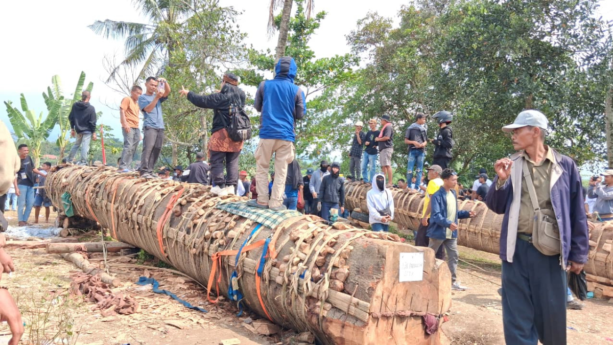 Suasana kemeriahan ngadu karbit/kuluwung di Kampung Bakan Pojok, Desa Kutamekar, Kecamatan Cariu, Kabupaten Bogor, Selasa, 24 Maret 2026.