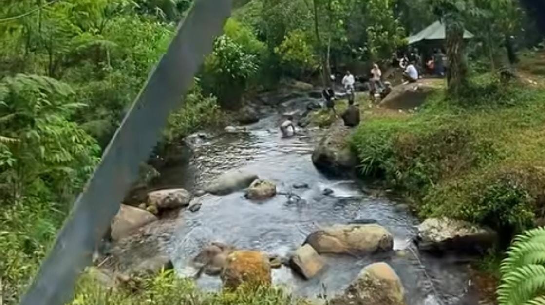 Puluhan warga berdatangan ke wilayah Nirmala, Nanggung saat hari libur lebaran. 
