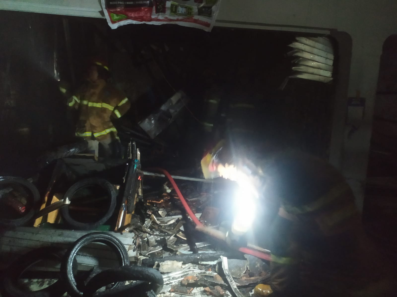 Petugas Damkar Kota Depok melakukan penanganan pemadaman kebakaran di Tapos. 