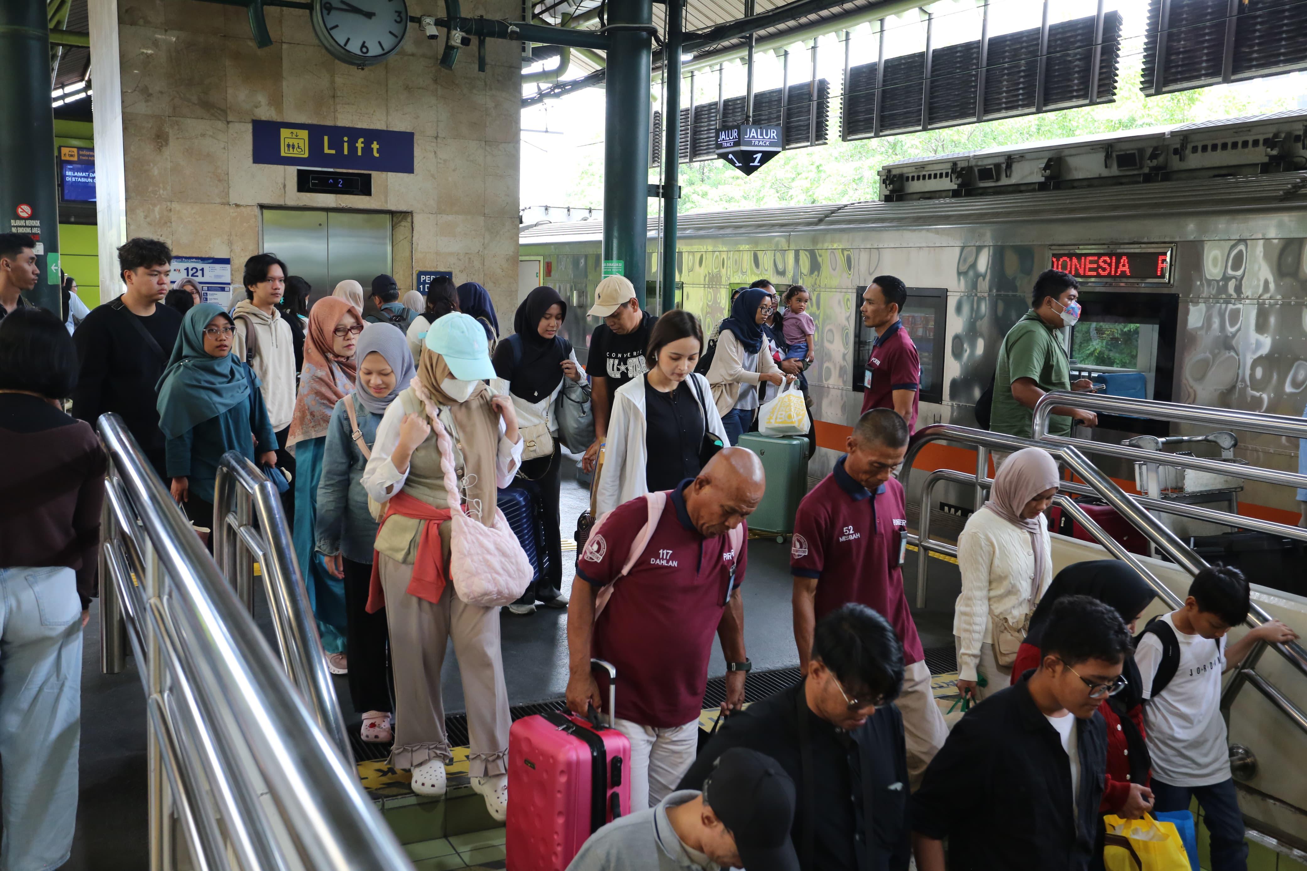 Kepadatan penumpang arus balik di sejumlah stasiun 