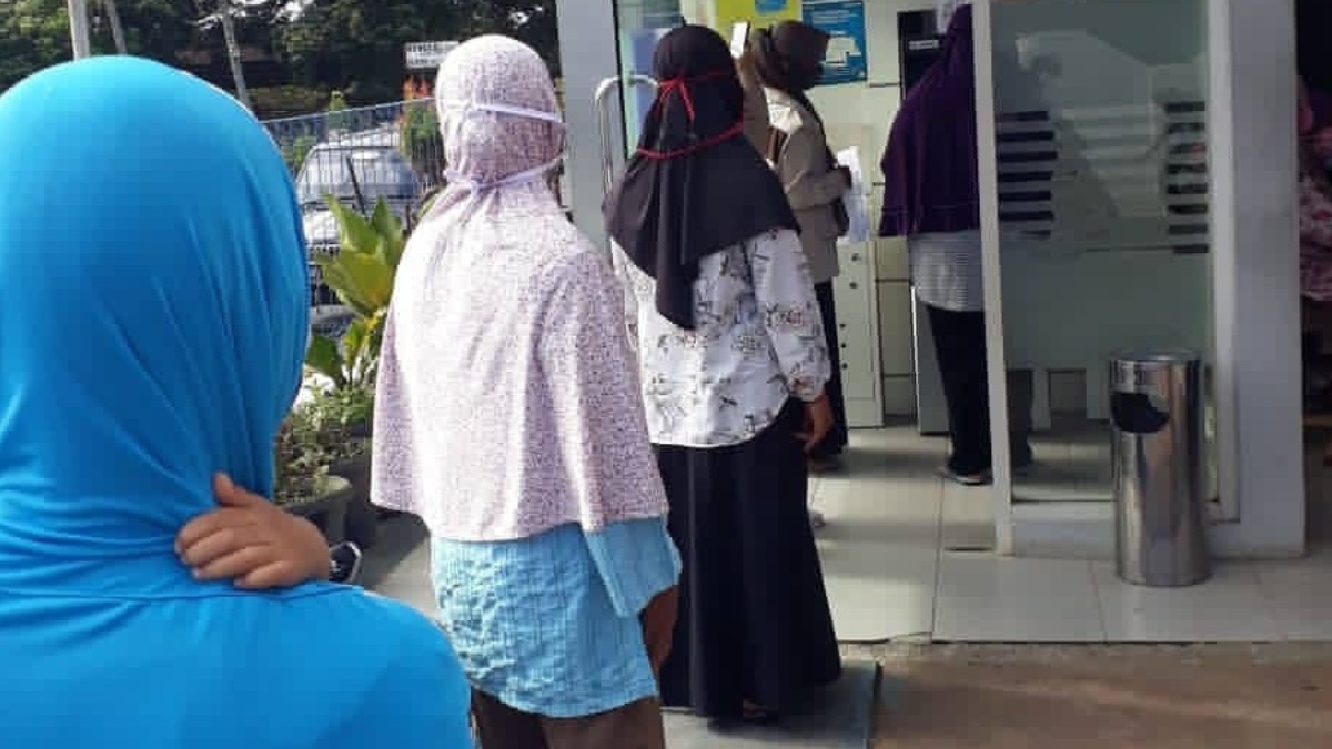 Ilustrasi pencairan bansos melalui mesin ATM.