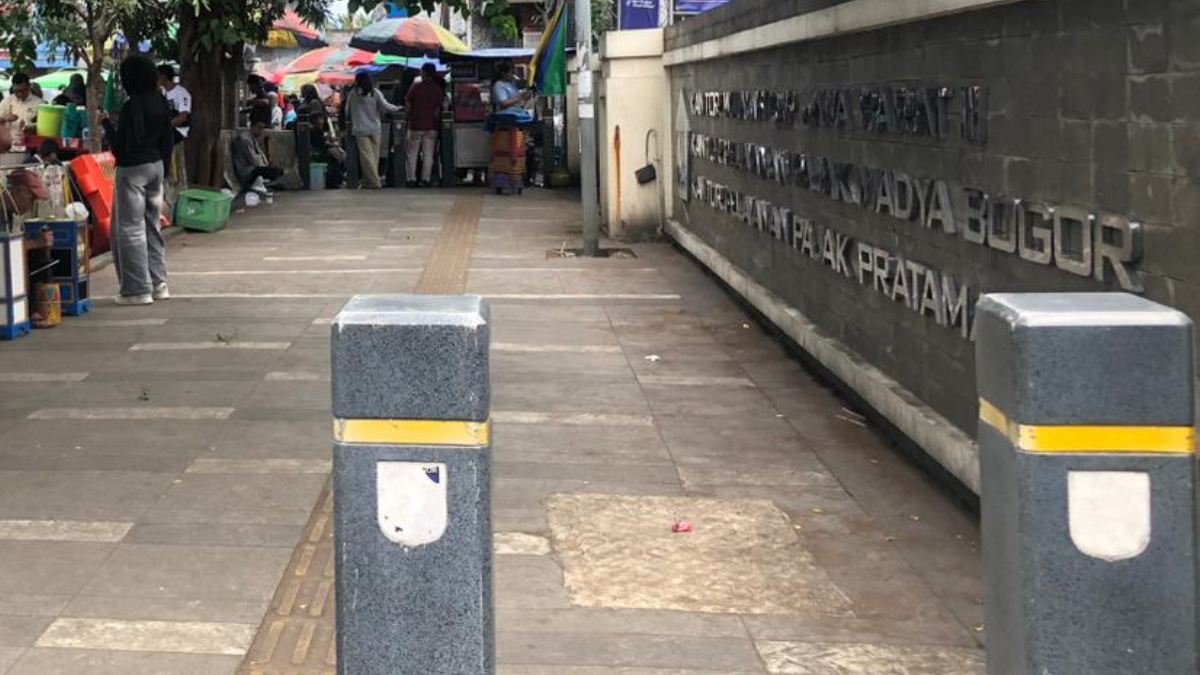 Kondisi terkini depan trotoar Jalan Juanda Kota Bogor dipasang barier beton oleh Dinas Perhubungan (Dishub).