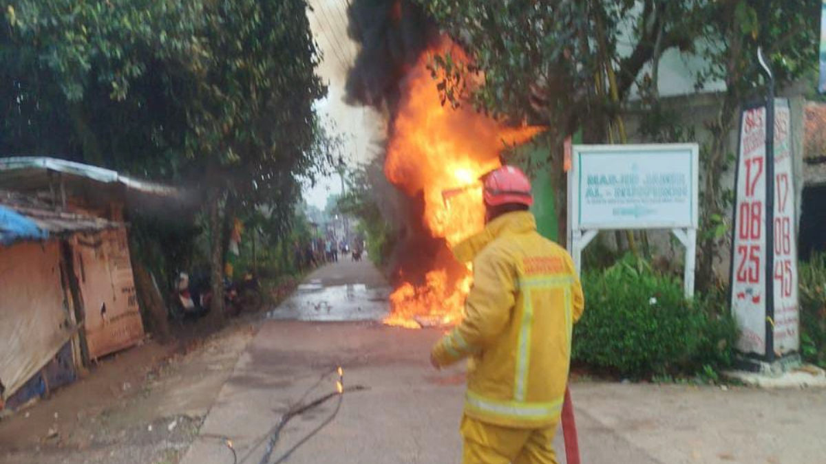 Petugas melakukan pemadaman api dalam kebakaran di warung kelontong Madura di Gunung Sindur, Kabupaten Bogor.