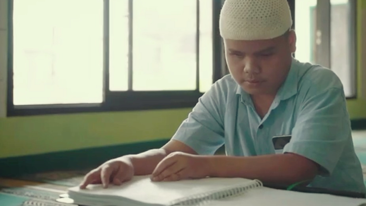 PM Residensial Sentra Wyata Guna Bandung,&nbsp;Dimas sedang&nbsp;baca Al-Quran braille.