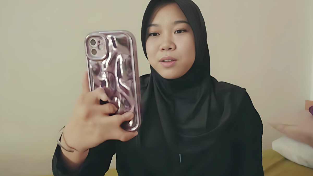 Shinta saat menelpon ibunya.