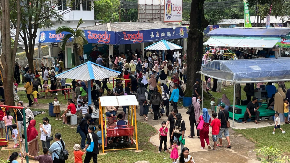 Suasana Taman Woody pada Selasa, 24 Maret 2026 ramai oleh para pengunjung yang menikmati libur lebaran.