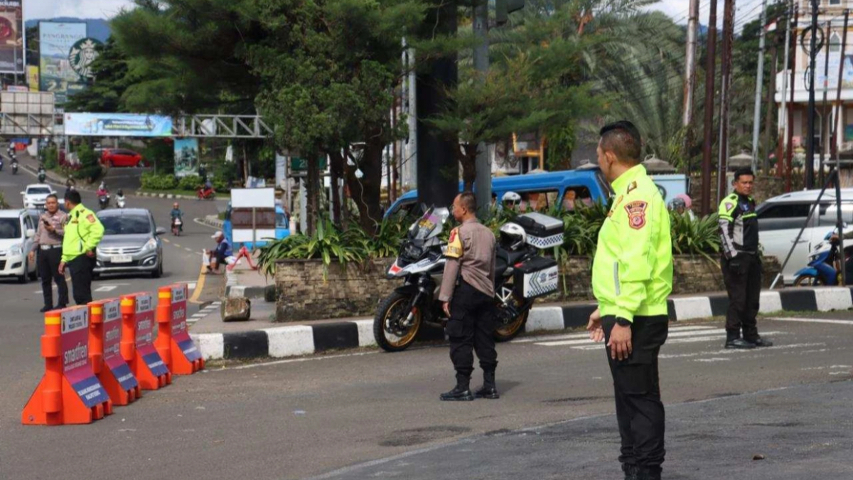 Polisi mengatur lalu lintas di Simpang Gadog, menuju Kawasan Puncak Bogor.