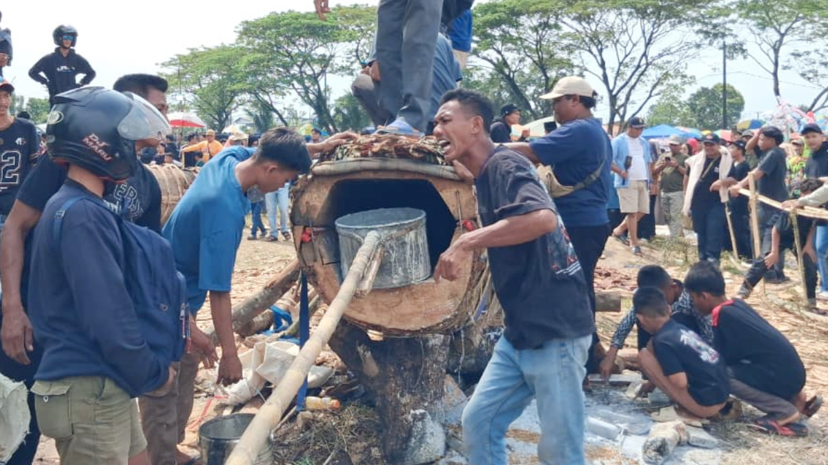 Kemeriahan ngadu karbit atau kuluwung di Cariu, Kabupaten Bogor, Selasa, 24 Maret 2026 dihadiri banyak pengunjung.