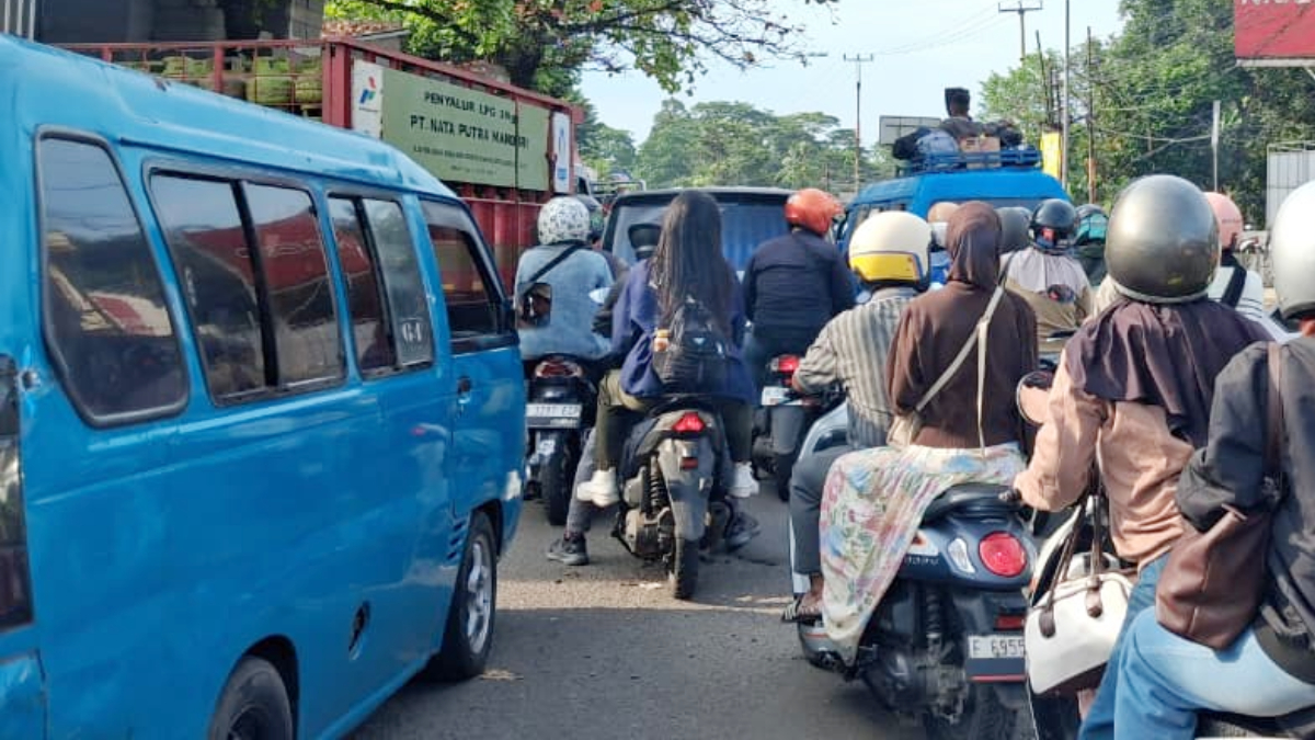 Kepadatan Arus lalu lintas  di Simpang Tugu Tegar Beriman, Kecamatan Jonggol, Kabupaten Bogor, Selasa, 24 Maret 2026.