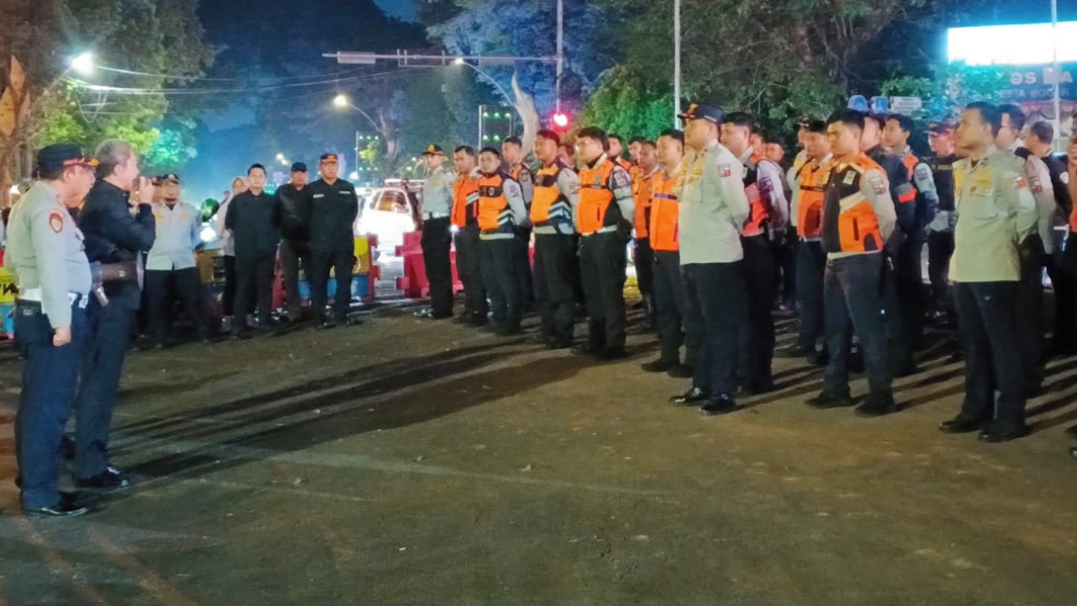 Wali Kota Bogor Dedie Rachim memimpin apel penertiban angkutan sayur menuju Pasar Bogor di Tugu Kujang, Selasa, 24 Maret 2026.