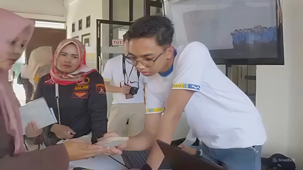 Ilustrasi penyaluran bansos bagi penerima manfaat