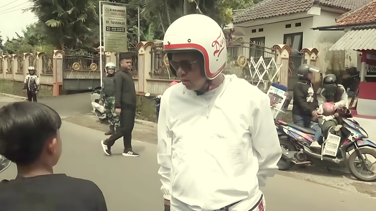 Gubernur Jawa Barat, Dedi Mulyadi meminta para siswa SD tak&nbsp;mengendarai motor lagi jika belum punya SIM.