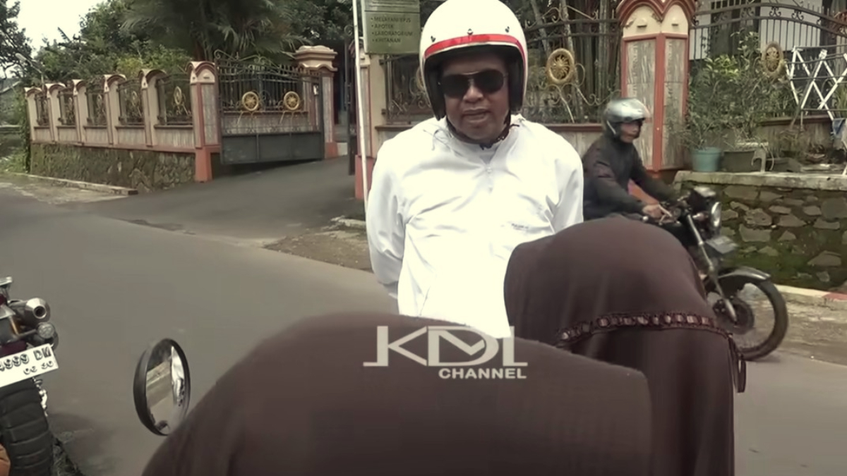 Gubernur Jawa Barat, Dedi Mulyadi menegur bocah SD yang boncengan tiga orang di motor.
