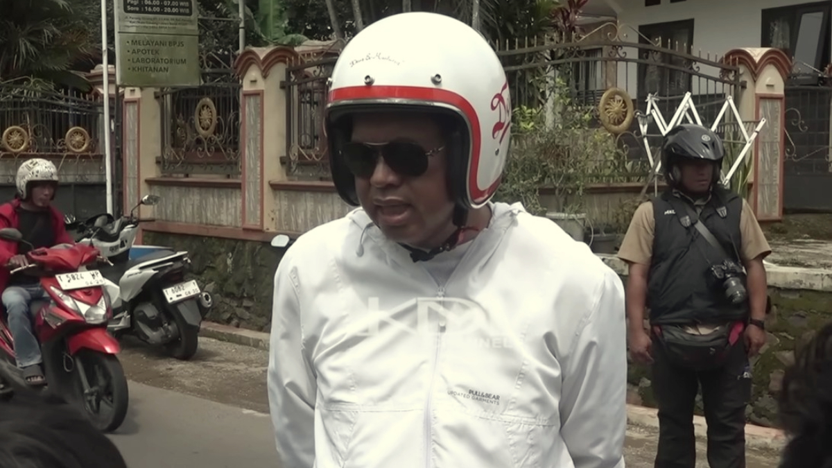 Gubernur Jawa Barat, Dedi Mulyadi menegur siswa yang boncengan naik motor.