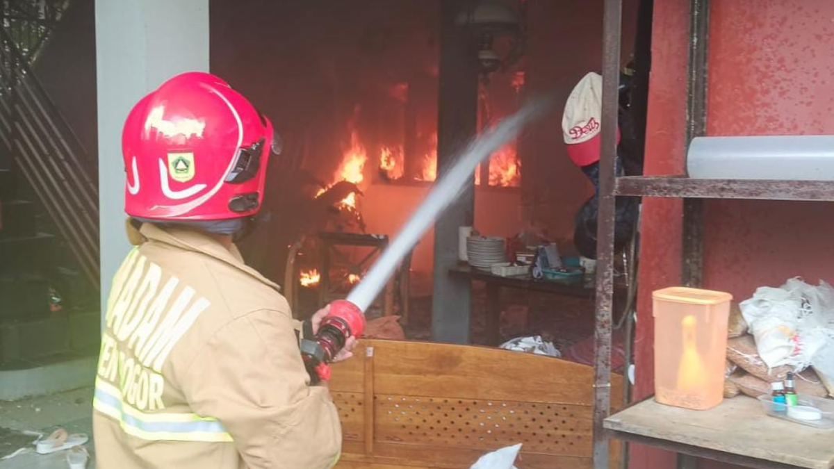 Petugas pemadam kebakaran saat memadamkan api dalam salah satu peristiwa yang terjadi di Kabupaten Bogor.
