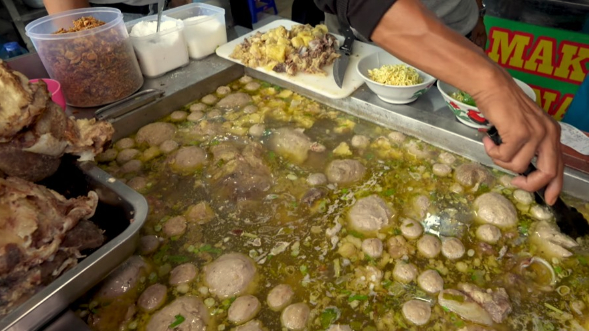 Kolam bakso yang jadi salah satu daya tarik Soto Kuning Bogor Legend Pak Aji.