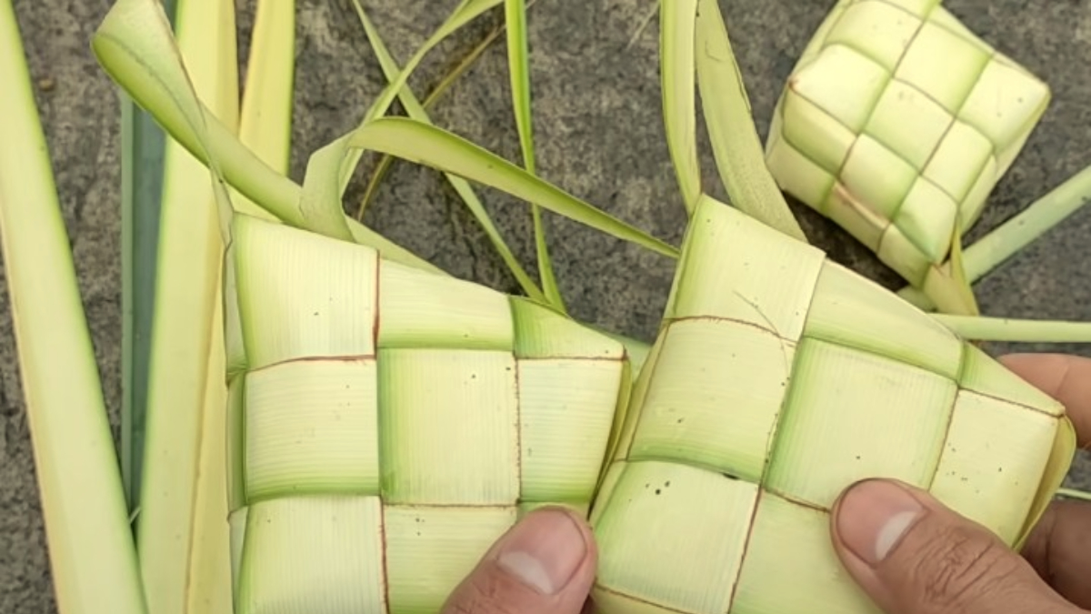 Kulit ketupat banyak diproduksi di kawasan Cimahpar, Kecamatan Bogor Utara, Kota Bogor.