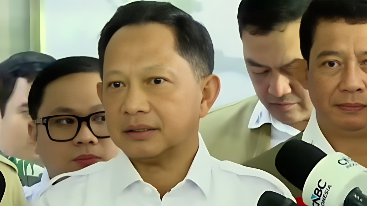 Mendagri, Tito Karnavian saat memberikan keterangan kepada wartawan terkait WFH ASN, Rabu 25 Maret 2026.