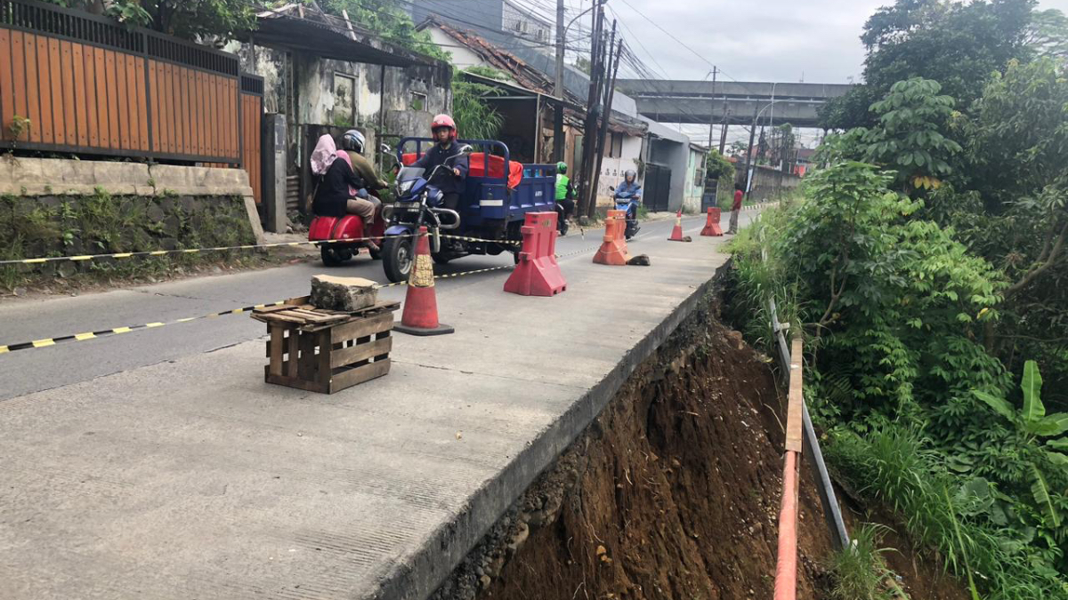 Kondisi terkini longsor di Jalan Raya Cilebut Bogor.