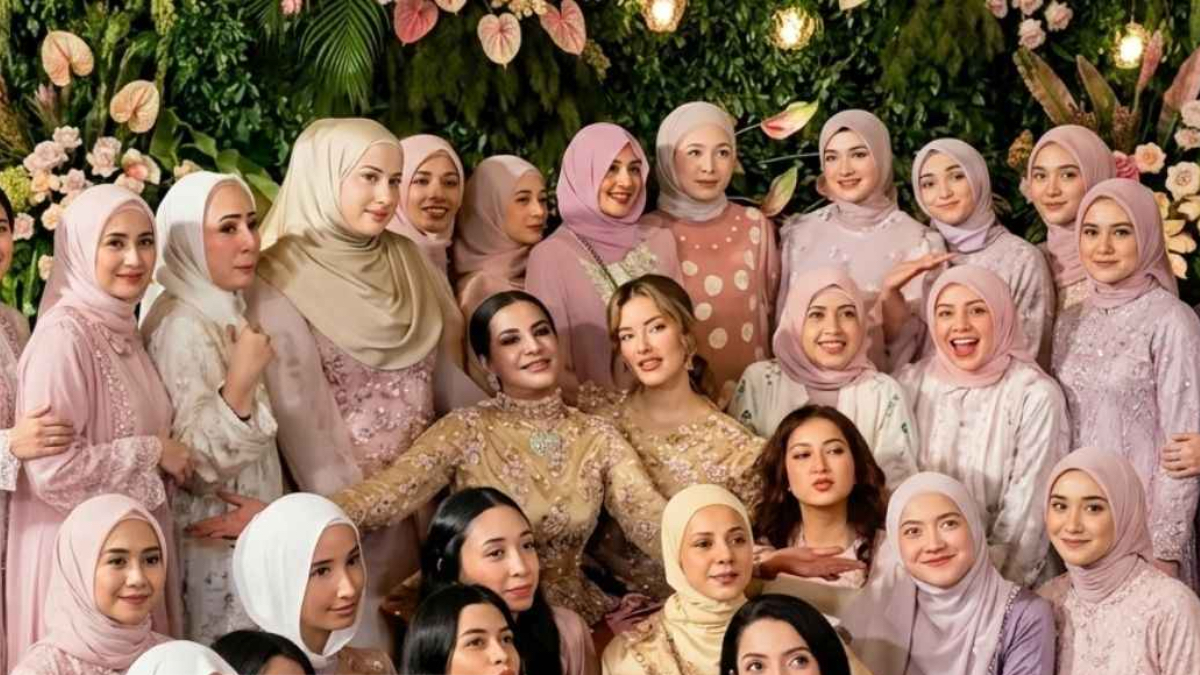 Foto keluarga yang diunggah Selvi Salavia bersama Tasya, dan Tasyi Athasyia.