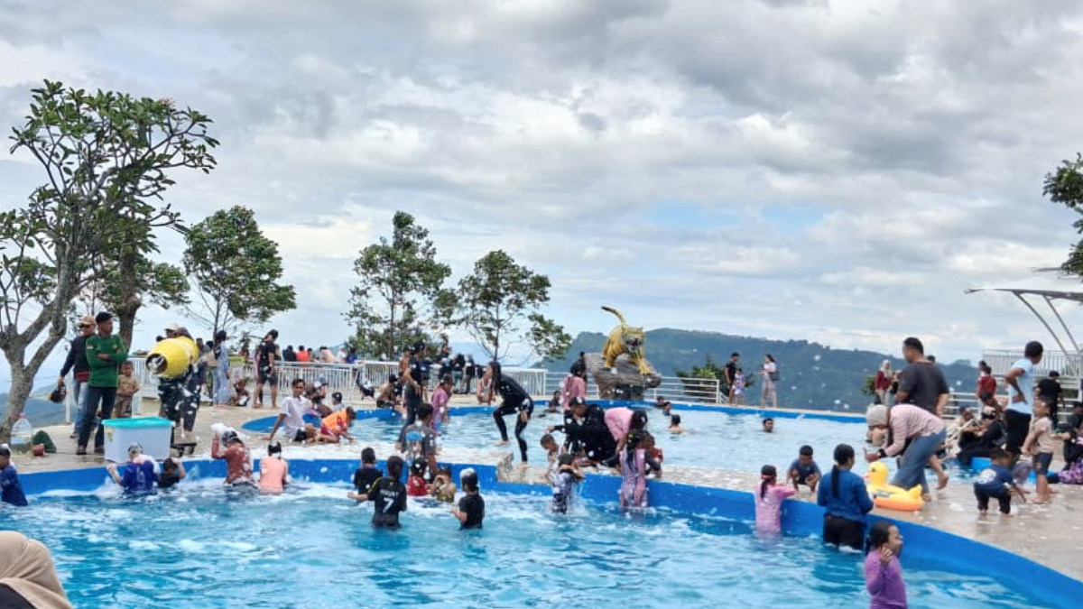 Suasana ramai pengunjung di Villa Khayangan, Desa Wargajaya, Kecamatan Sukamakmur, Kabupaten Bogor, Rabu, 25 Maret 2026.