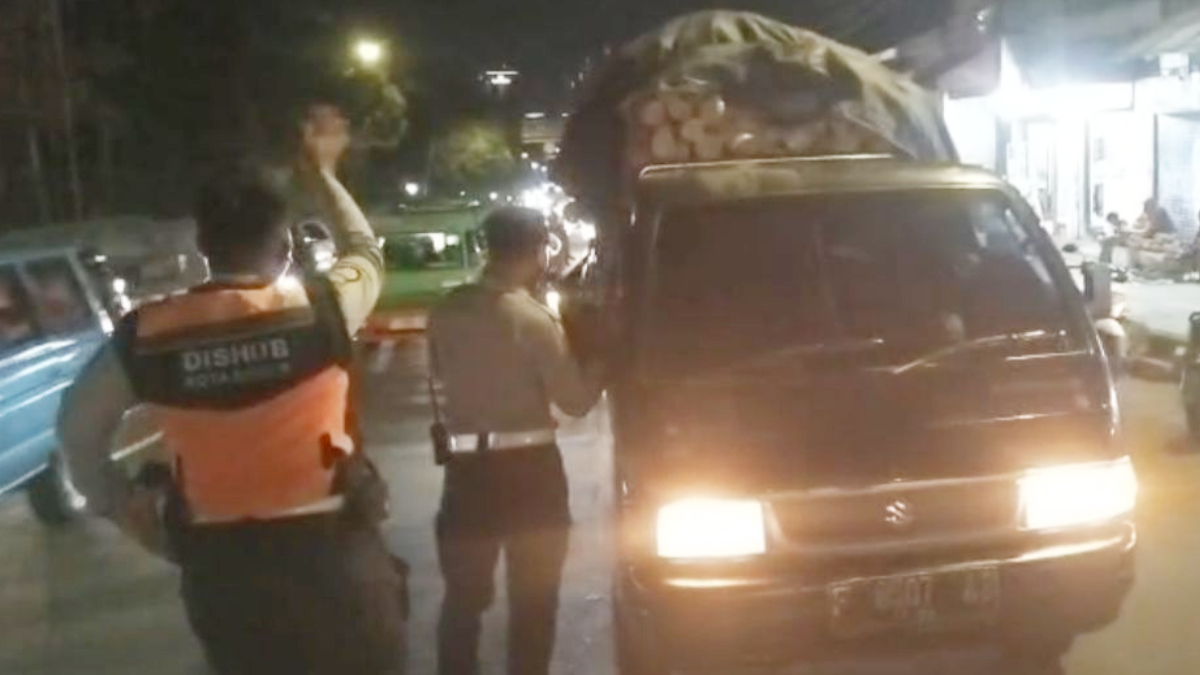Dishub Kota Bogor memutar balik mobil pengangkut sayur ke kawasan Pasar Bogor.