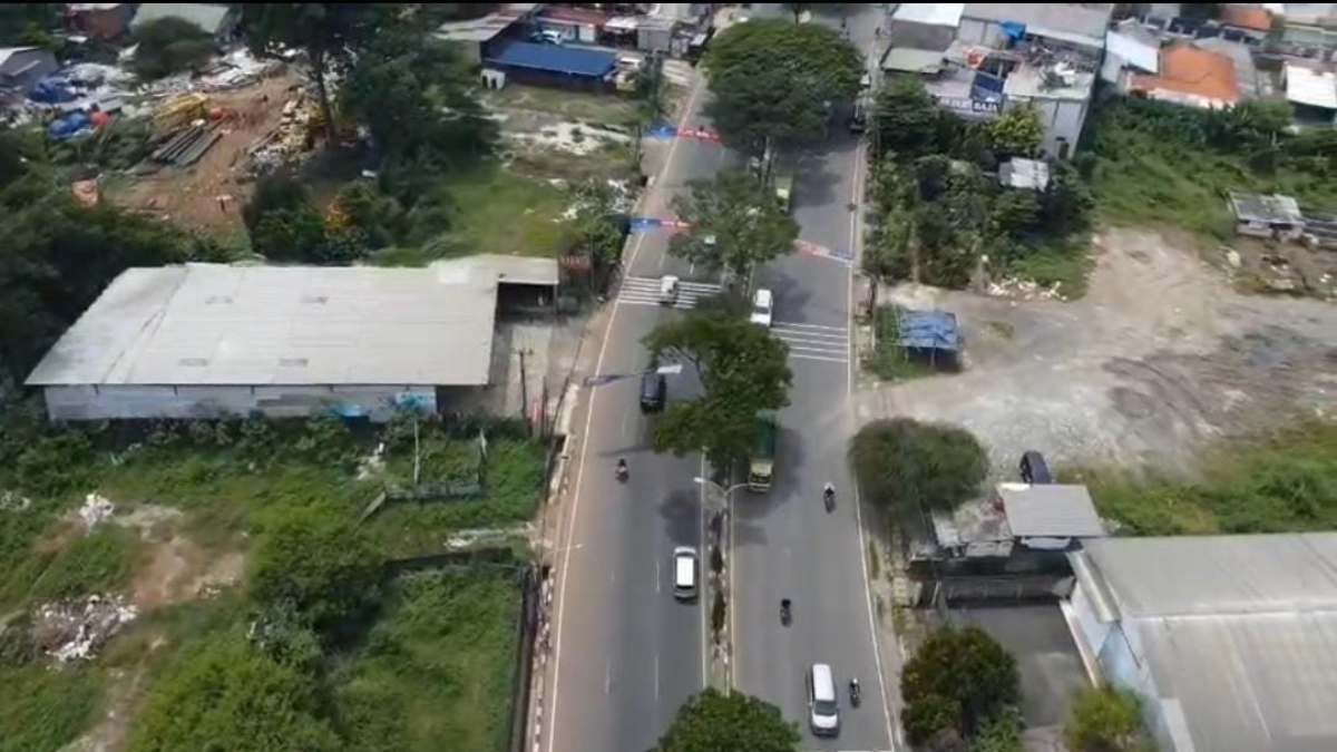 Pantauan arus lalu lintas melalui udara yang dilakukan Polsek Cileungsi di ruas jalur utama Transyogi, Kabupaten Bogor.