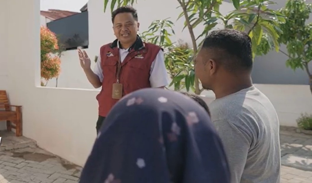 Ilustrasi pendamping sosial menjelaskan saldo bantuan yang akan cair