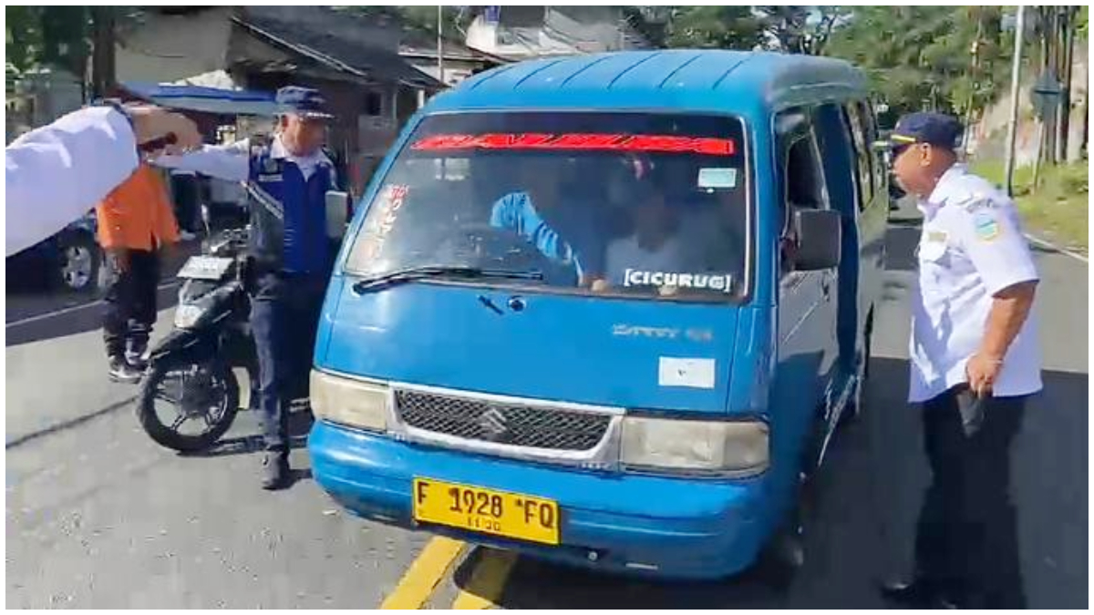 Petugas Dishub Kabupaten Bogor saat menertibkan angkot yang hendak memasuki Puncak Bogor saat libur lebaran. 
