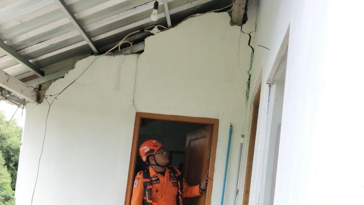 Rumah warga yang terdampak bencana akibat TPT longsor di Dessa Ciherang Pondok, Kecamatan Caringin, Kabupaten Bogor.