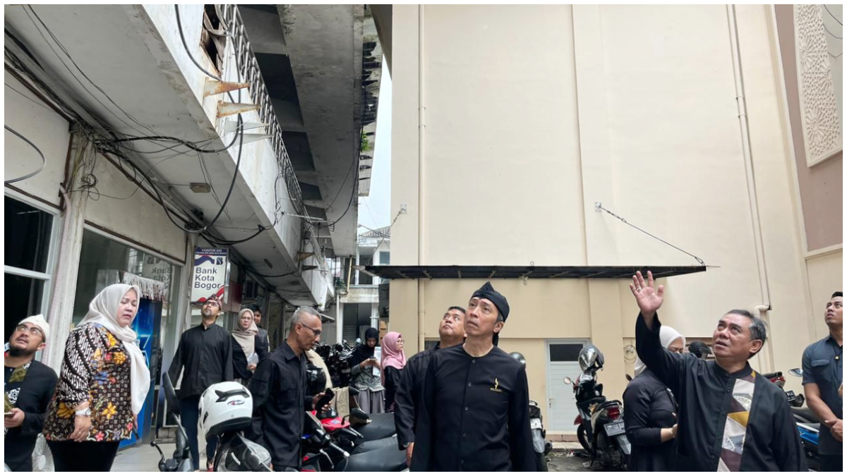 Wali Kota Bogor Dedie Rachim saat meninjau Gedung Kemuning Gading.