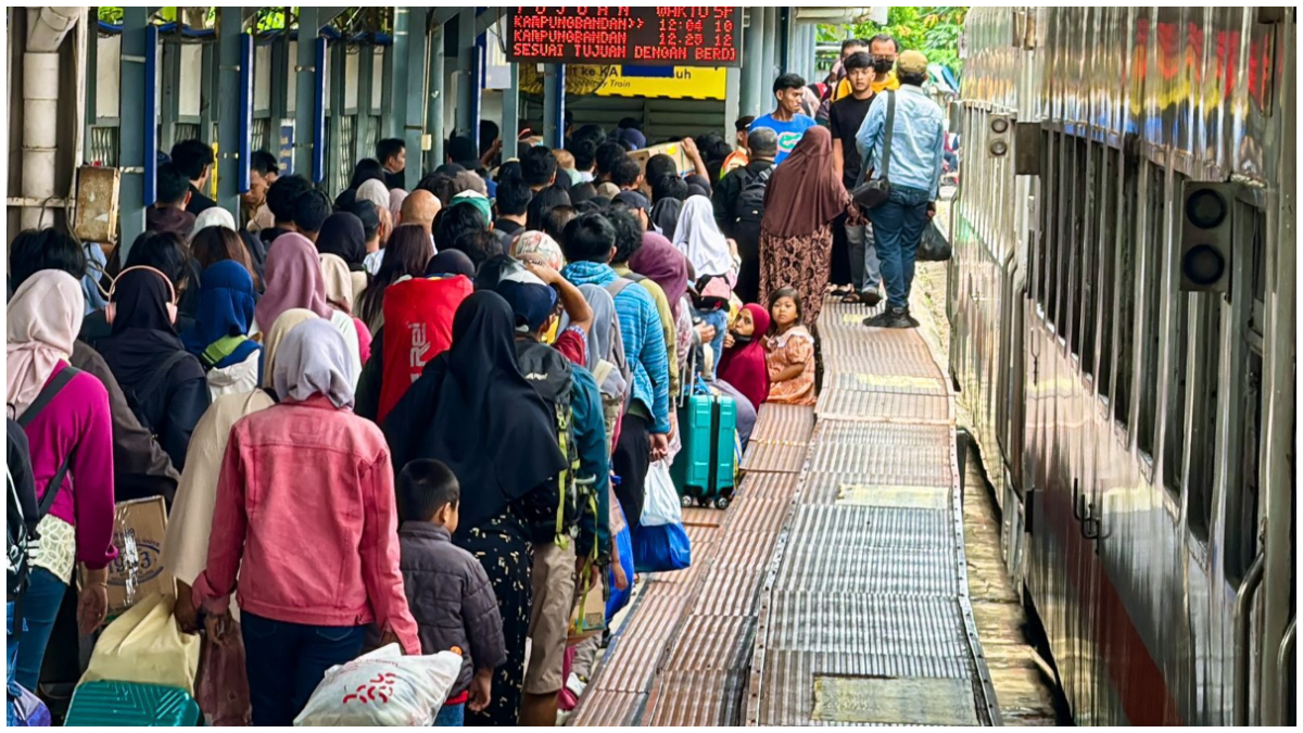 Pemudik memenuhi stasiun pada arus balik Lebaran 2026 usai kembali dari kampung halaman. 