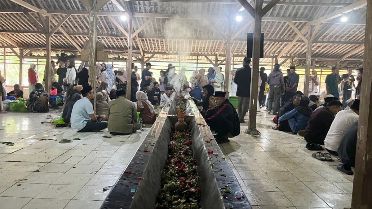 Warga saat berziarah di makam panjang Desa Kranggan, Kecamatan Gunung Putri, Kabupaten Bogor, Kamis, 26 Maret 2026.