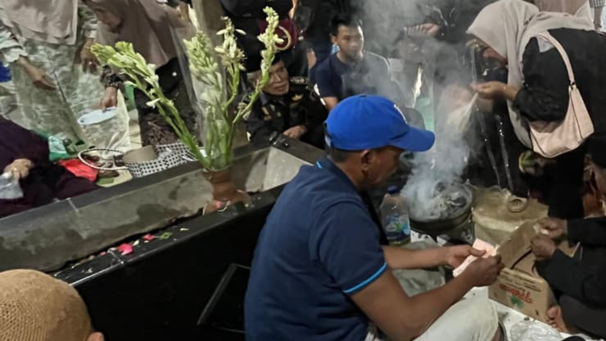 Warga saat berziarah di makam panjang Desa Kranggan, Kecamatan Gunung Putri, Kabupaten Bogor, Kamis, 26 Maret 2026.