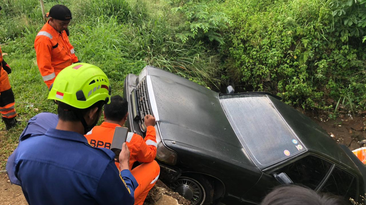 Proses evakusasi mobil terjeblos di Tanah Baru Kota Bogor.
