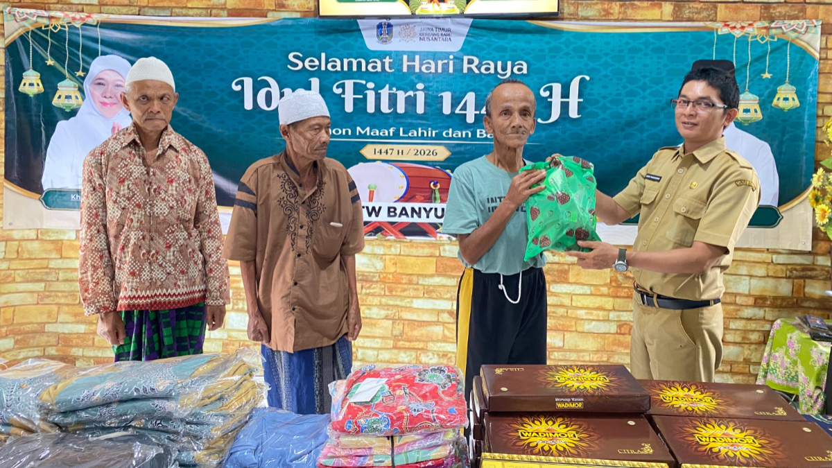 Ilustrasi penyaluran bansos kepada KPM lansia