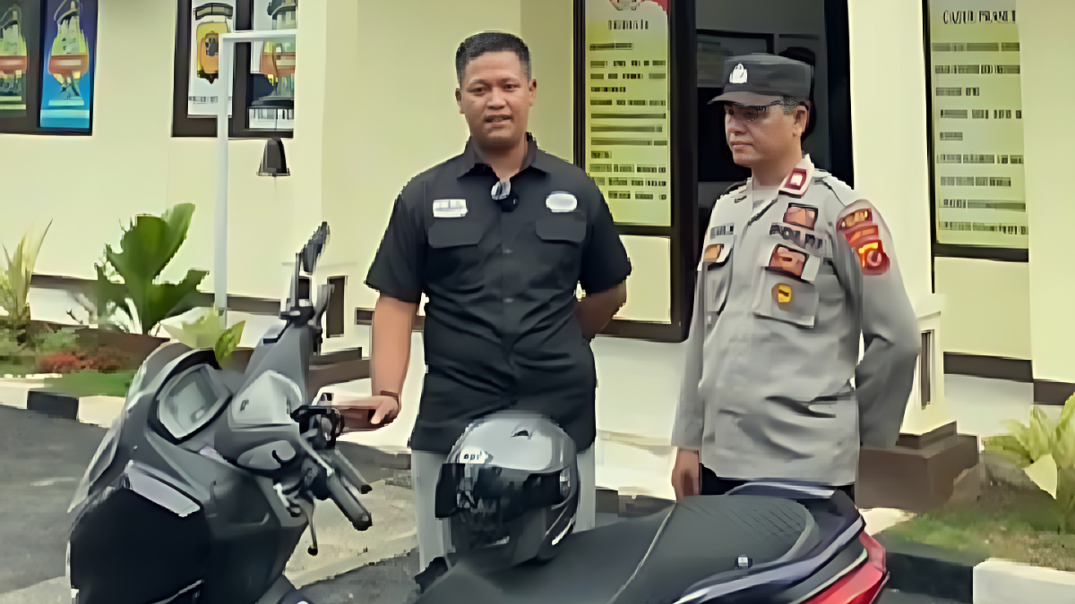 Polisi menyerahkan motor yang dititipkan di Mapolsek Kemang, Bogor.