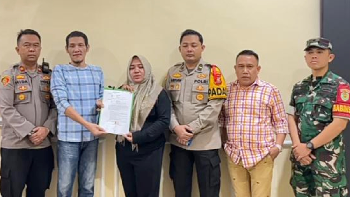Pihak kepolisian Polsek Jonggol memfasilitasi mediasi kedua kampung yang terlibat keributan saat ngadu kuluwung.