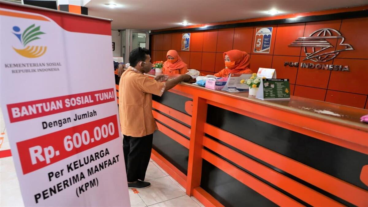 Ilustrasi pencairan bansos di PT Pos Indonesia.