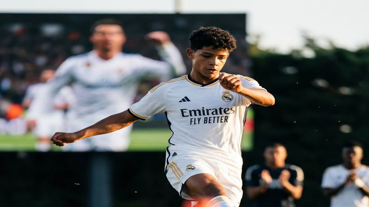 Cristiano Ronaldo Jr berlatih dengan akademi Real Madrid.