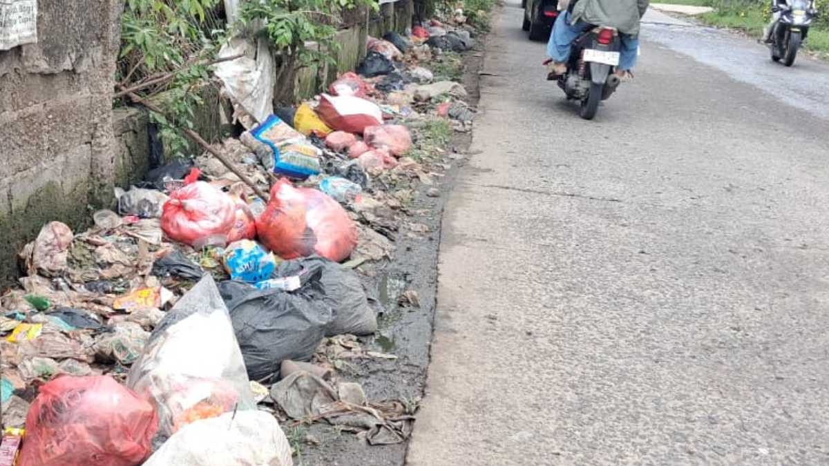 Sampah kembali menumpuk di Jalan Cileungsi - Setu, Desa Limusnunggal, Kecamatan Cileungsi, Kabupaten Bogor, Kamis, 26 Maret 2026.