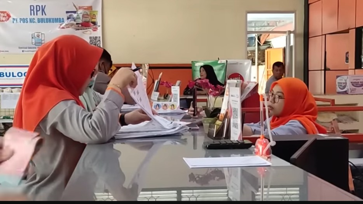 Ilustrasi pencairan bansos reguler di PT Pos Indonesia.