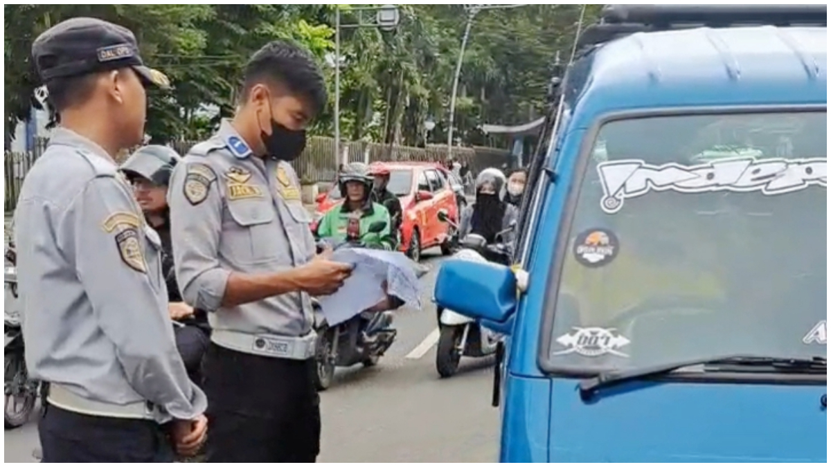 Penertiban angkutan antar kota dalam provinsi (AKDP) di kawasan simpang BTM. 