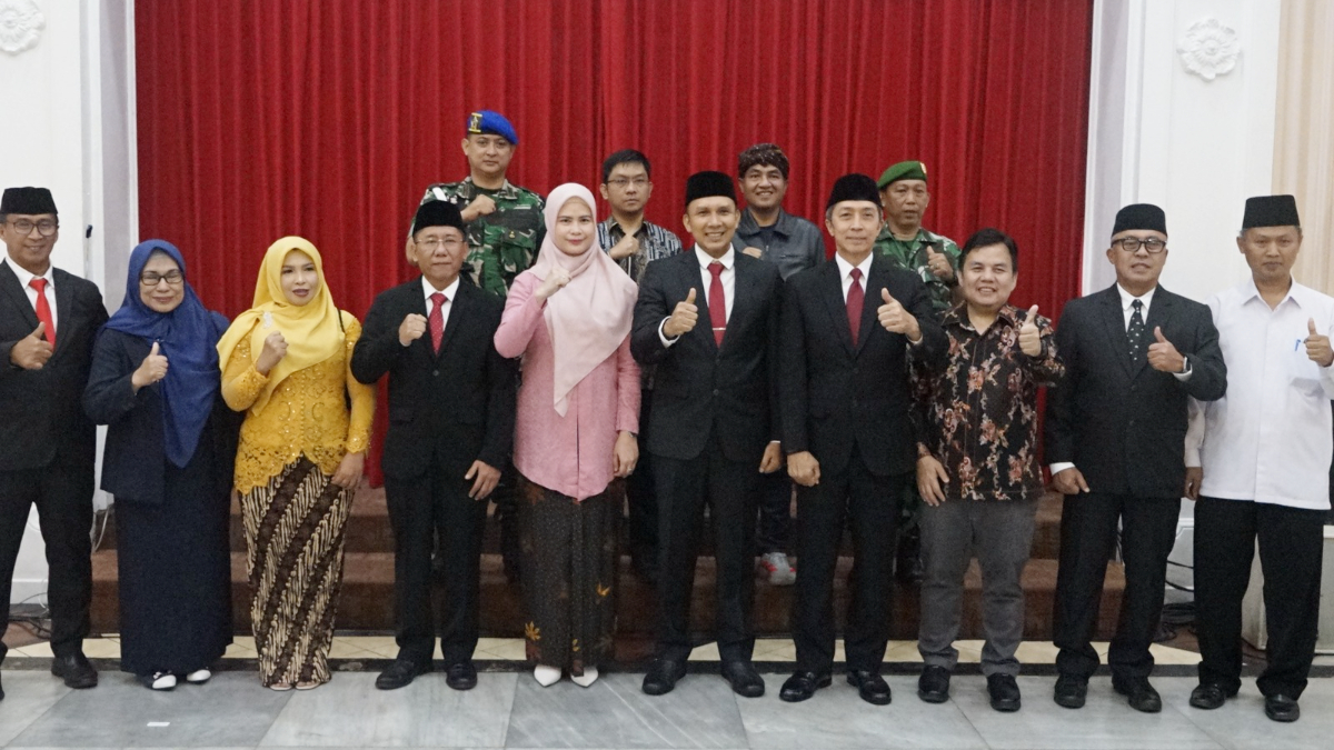 Wali Kota Bogor Dedie A Rachim usai melantik Muzakkir sebagai Direktur Pelayanan Bisnis dan Dani Rakhmawan sebagai Direktur Operasional Perumda Tirta Pakuan Kota Bogor.